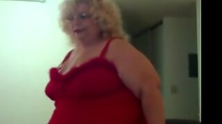 Fettfrau mit einer Waffe auf rotem Unterwäsche