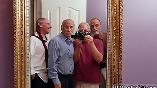 Jovem velho velho swap e homem anal frannkie e a equipe de tag de gangue uma porta a porta vendedora